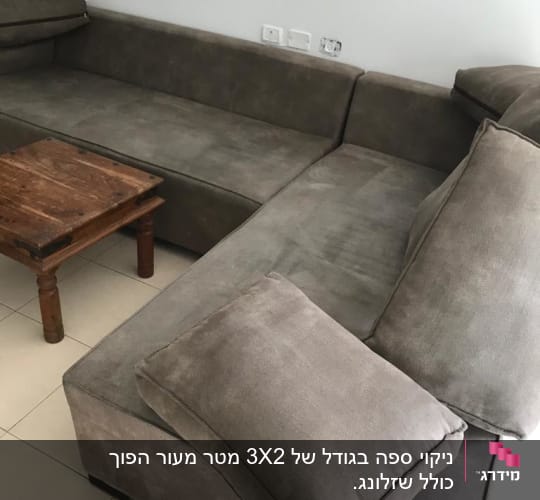 ספה אפורה עם כריות על רצפת אריחים